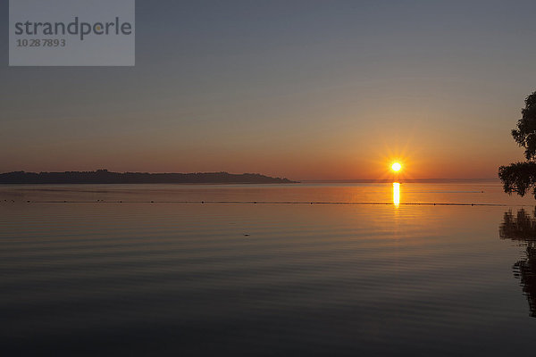 Die Sonne scheint über dem Chiemsee  Bayern  Deutschland