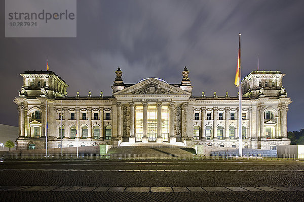 Fassade eines Regierungsgebäudes  beleuchtet in der Abenddämmerung  Reichstag  Berlin  Deutschland