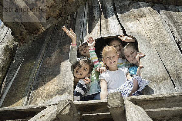 Mädchen spielen auf einem Baumhaus auf einem Spielplatz  München  Bayern  Deutschland