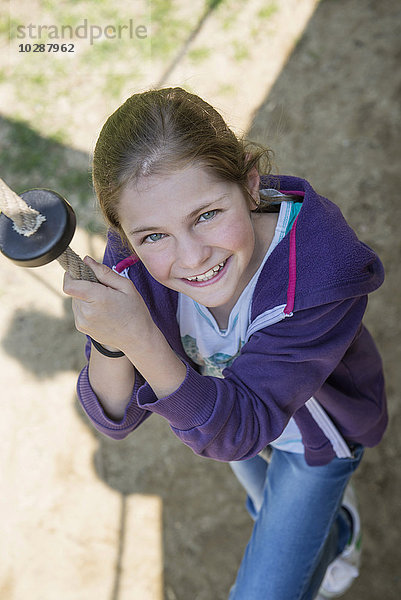 Mädchen klettert an einem Seil auf einem Spielplatz  München  Bayern  Deutschland