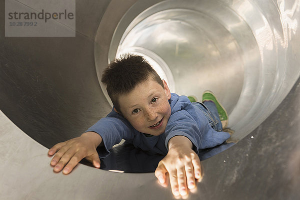 Junge rutscht in einer Tunnelrutsche  München  Bayern  Deutschland