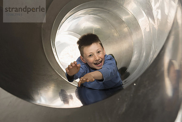 Junge rutscht in einer Tunnelrutsche  München  Bayern  Deutschland