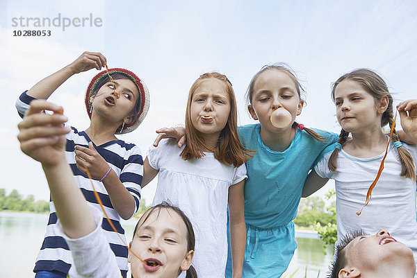 Gruppe von Freunden  die mit Bubble Gums spielen  Bayern  Deutschland