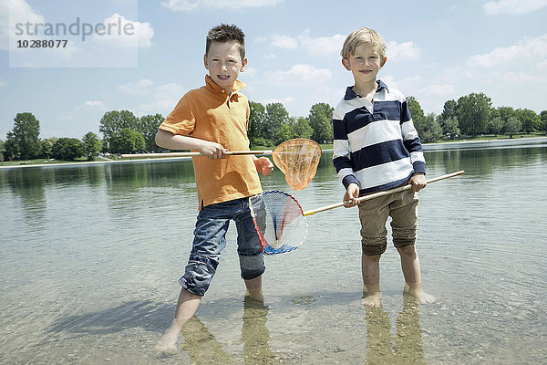 Zwei Freunde beim Angeln im See  Bayern  Deutschland