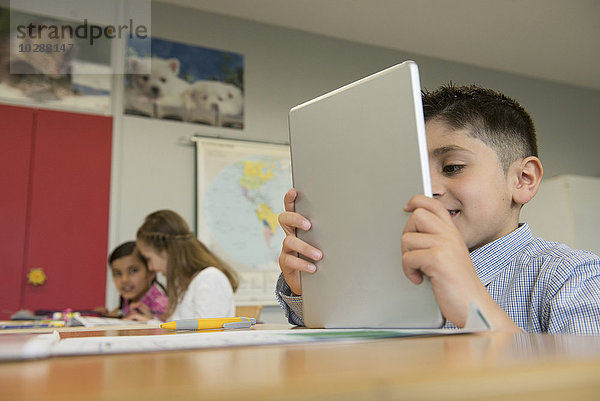 Schüler benutzt ein digitales Tablet im Klassenzimmer  München  Bayern  Deutschland