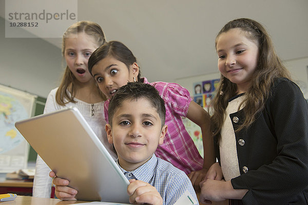 Schulkinder verwenden ein digitales Tablet in einem Klassenzimmer  München  Bayern  Deutschland
