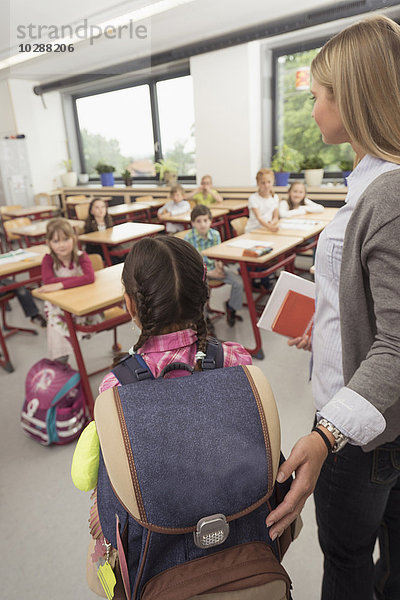 Lehrerin stellt eine neue Mitschülerin im Klassenzimmer vor  München  Bayern  Deutschland