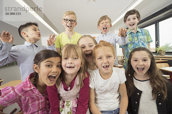 Eine Gruppe von Schulkindern hat Spaß im Klassenzimmer  München  Bayern  Deutschland
