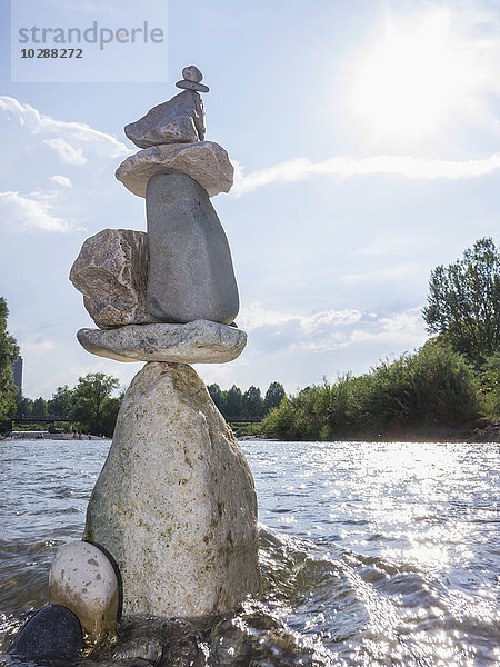 Nahaufnahme eines in der Isar balancierenden Felsstapels  Bayern  Deutschland