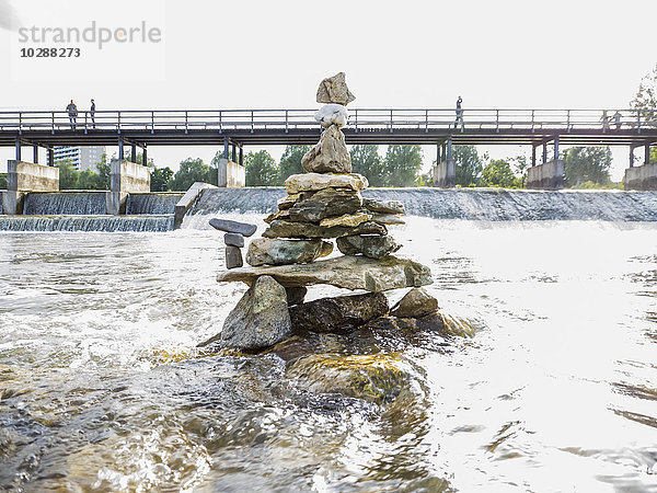 In der Isar balancierender Felsenstapel  Bayern  Deutschland