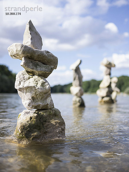 Nahaufnahme eines in der Isar balancierenden Felsstapels  Bayern  Deutschland