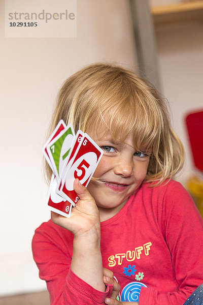 Mädchen spielt Uno  Kiel  Schleswig-Holstein  Deutschland  Europa