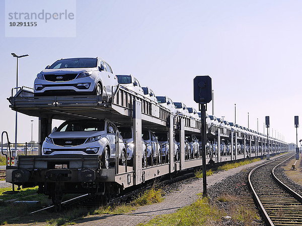 Güterzug mit Autos  Cuxhaven  Niedersachsen  Deutschland  Europa