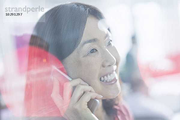 Nahaufnahme lächelnde Geschäftsfrau im Gespräch mit dem Handy