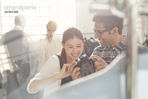 Fotograf und Modedesigner mit Blick auf die Kamera