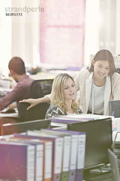 Modedesigner arbeiten am Schreibtisch im Büro