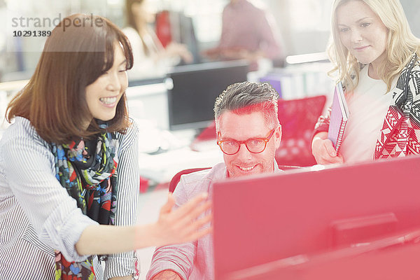 Geschäftsleute  die am Computer im Büro arbeiten