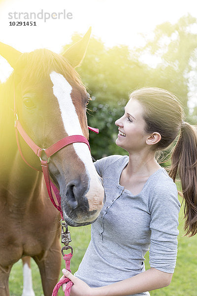 Lächelnde Frau mit Pferd