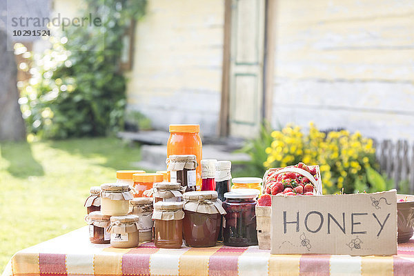 Frische Honiggläser am Bauernmarktstand