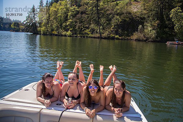 Porträt von vier jungen Frauen auf dem Motorboot am Lake Oswego  Oregon  USA