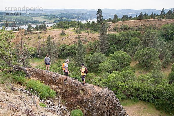 Kleine Gruppe von Wanderern entlang des Bergrückens  erhöhte Aussicht
