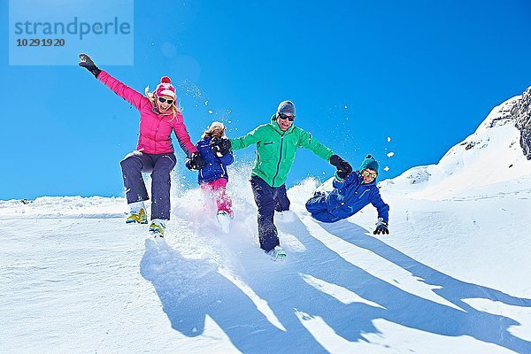 Familienspiel im Schnee  Chamonix  Frankreich