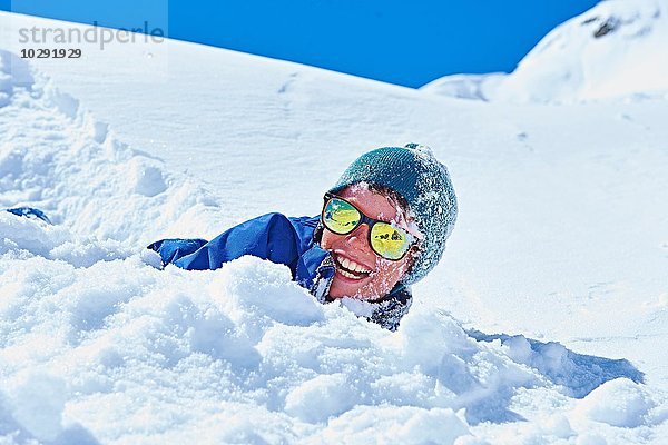 Junge spielt im Schnee  Chamonix  Frankreich