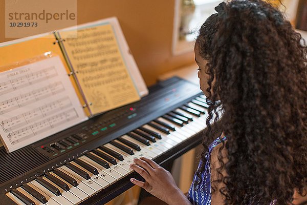 Über Schulteransicht des Mädchens beim Keyboarden