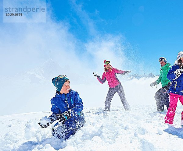 Familie mit Schneeballschlacht  Chamonix  Frankreich