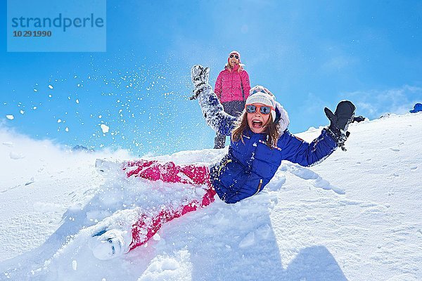 Mädchen fällt in den Schnee  Chamonix  Frankreich