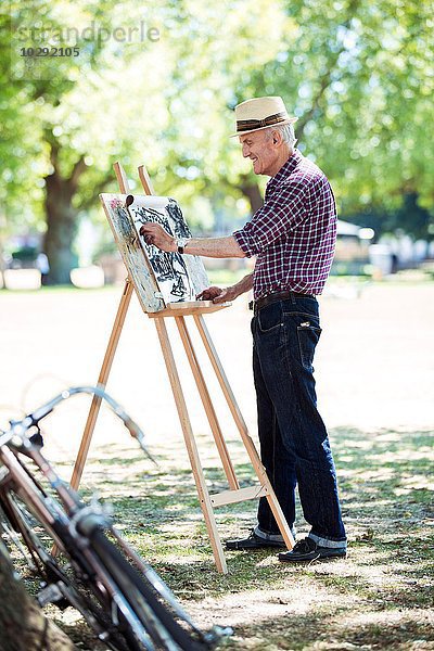 Senior Mann beim Zeichnen im Park  Hackney  London
