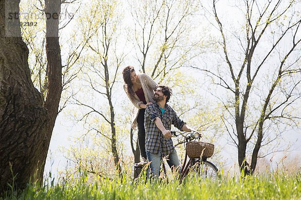 Junges Paar auf dem Fahrrad im ländlichen Wald