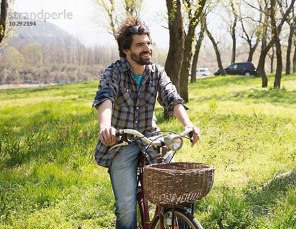 Junger Mann beim Radfahren im ländlichen Wald