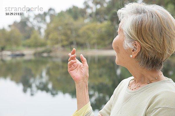 Seniorin am See  Rückansicht