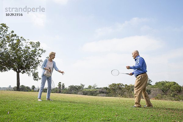 Seniorenpaar beim Badmintonspielen im Park