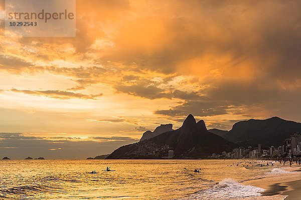 Blick auf Ipanema Beach und Padre Dois Irmaos gegen den dramatischen Himmel  Rio De Janerio  Brasilien