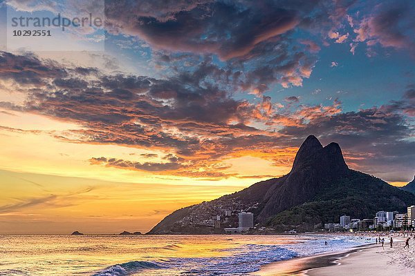 Blick auf Ipanema Beach und Padre Dois Irmaos gegen den dramatischen Himmel  Rio De Janerio  Brasilien