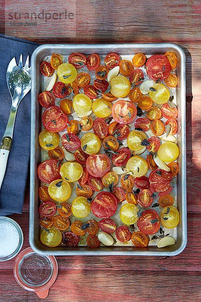 Stilleben von gerösteten Tomaten  Knoblauch  Oregano und Olivenöl