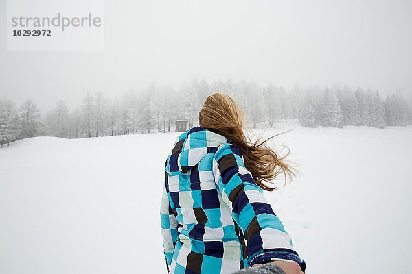 Frau genießt Schnee  Sattelbergalm  Tirol  Österreich