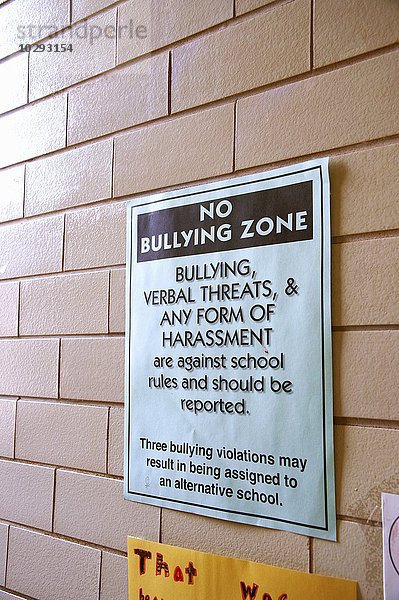 Schild auf dem Campus der Grundschule in Atlanta  Georgia  um die Schüler darauf aufmerksam zu machen  dass Mobbing nicht toleriert wird.