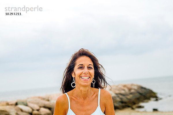 Porträt einer lächelnden reifen Frau an der Küste  Cape Cod  USA