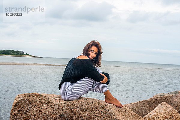 Porträt einer reifen Frau auf Küstenfelsen  Cape Cod  USA