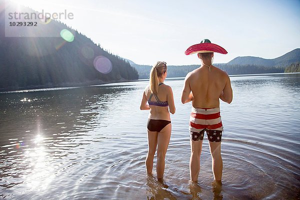 Junges Paar im See  Mann mit Hut  Lost Lake  Oregon  USA