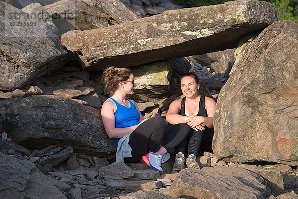 Frauen entspannen auf Felsen  Angel's Rest  Columbia River Gorge  Oregon  USA