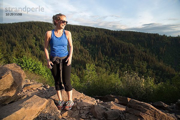 Frau genießt Aussicht auf den Hügel  Angel's Rest  Columbia River Gorge  Oregon  USA