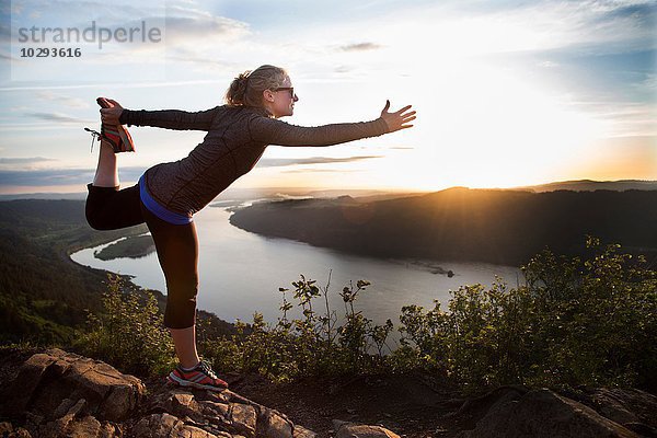Frau praktiziert Yoga am Berg  Angel's Rest  Columbia River Gorge  Oregon  USA