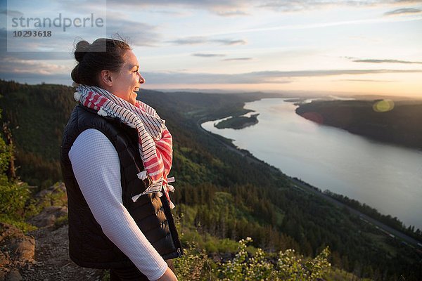 Frau genießt Aussicht auf den Hügel  Angel's Rest  Columbia River Gorge  Oregon  USA