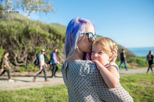 Mutter und Baby genießen die Sonne  El Capitan  Kalifornien  USA