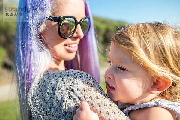 Mutter und Baby genießen die Sonne  El Capitan  Kalifornien  USA