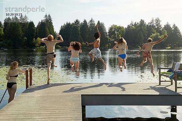 Freunde haben Spaß am See  Seattle  Washington  USA